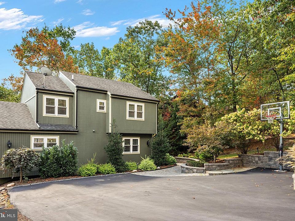 1st image of 203 Fairway Cir