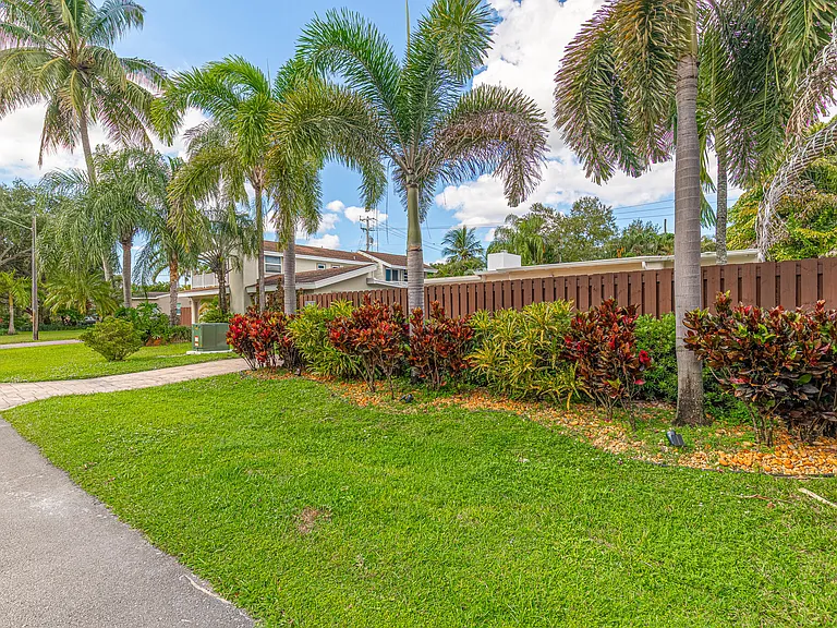 1717 SW 12th Ct — Photo 2