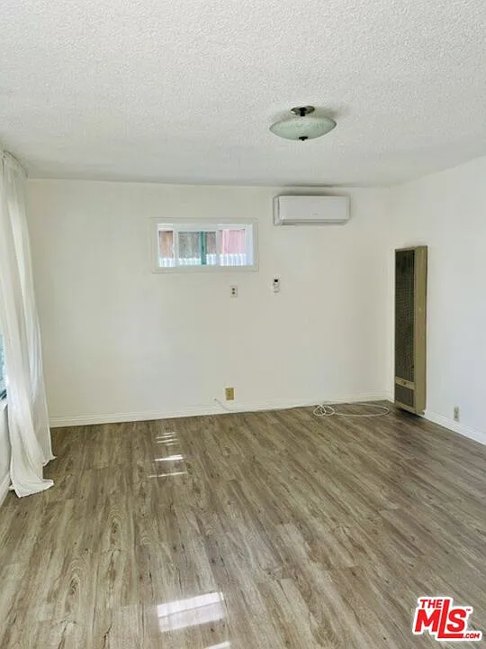 1 bed, 1.0 bath, 700 sqft, $2,500 — Photo 3