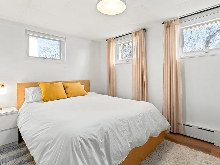 339 W Elm St — Photo 14