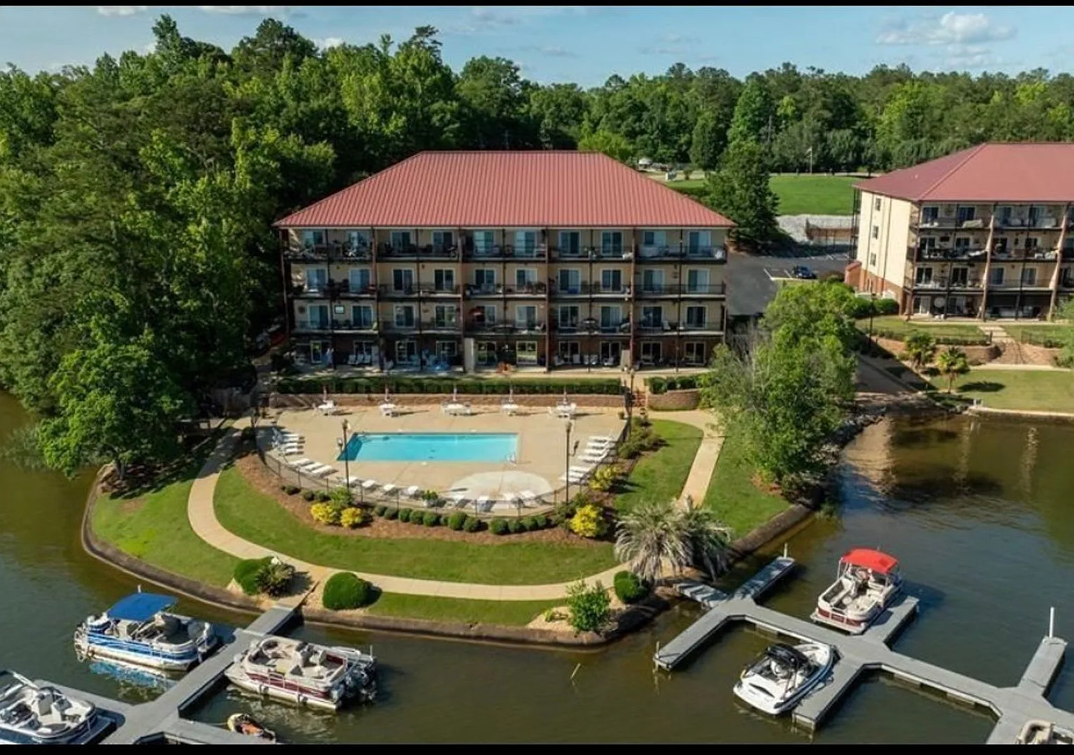 Beautiful 2 Bedroom / 2 Bathroom Condo on Lake Harding — Photo 1