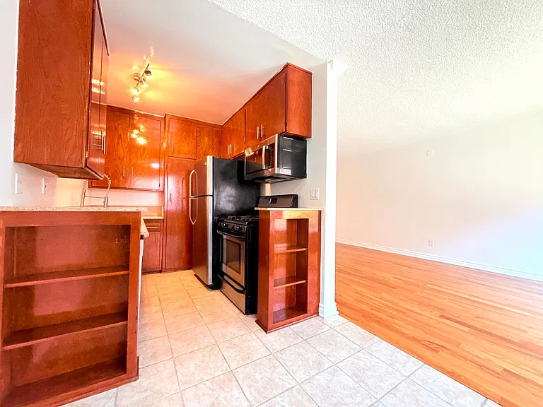 5618 Harold Way — Photo 9