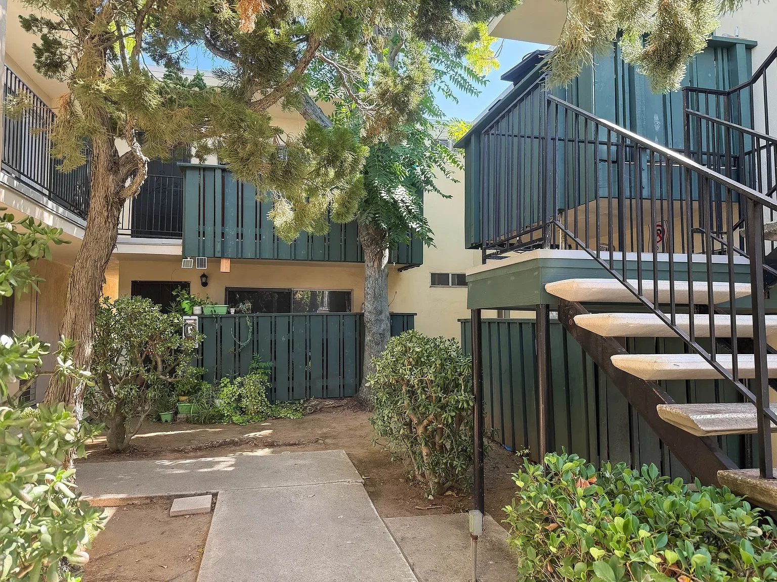 Decker Gardens — Photo 3