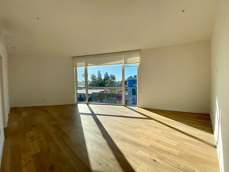 5135 W Adams Blvd #301 — Photo 14