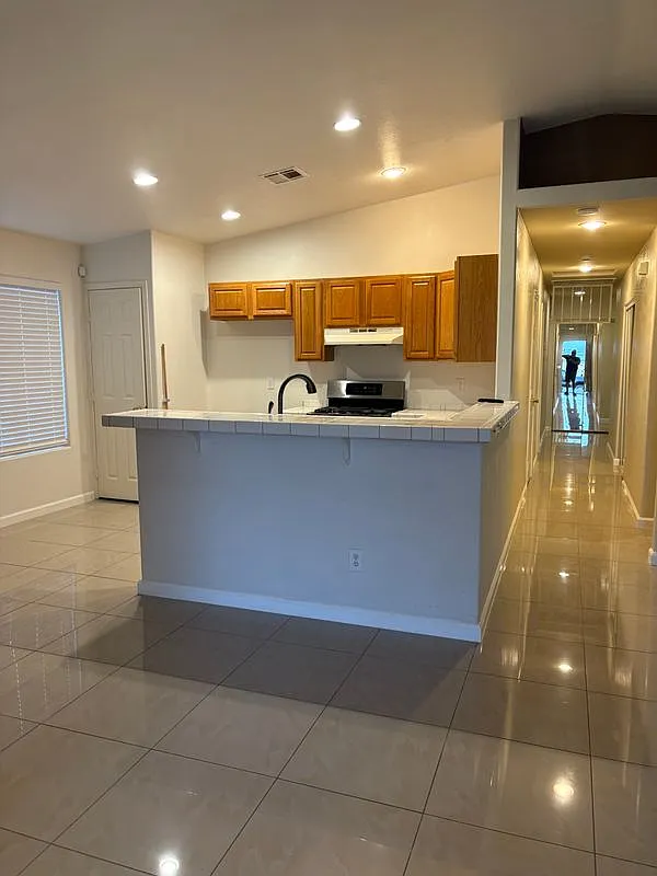 4 bed, 2.0 bath, 1650 sqft, $3,000 — Photo 3