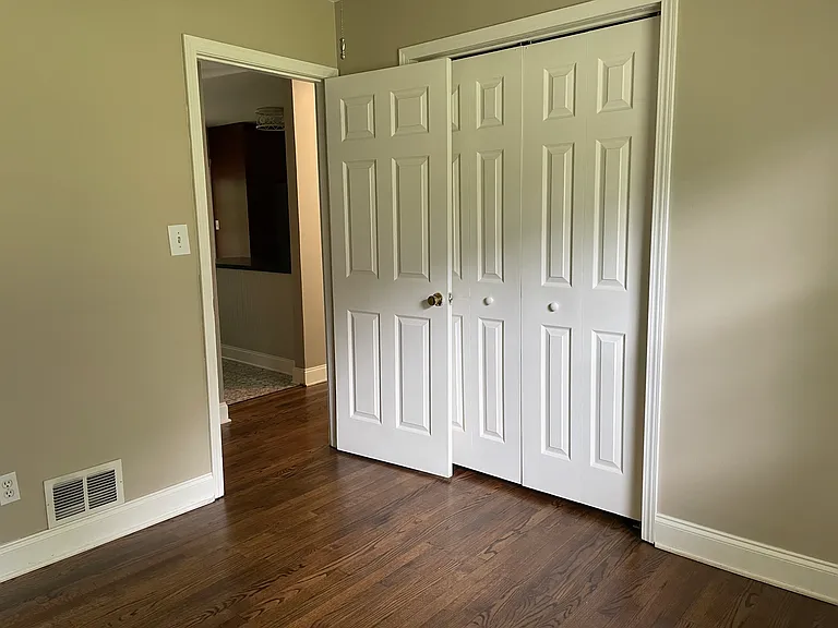 956 Seville Dr — Photo 17