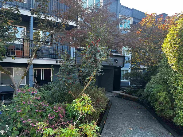1122 King Albert Ave #205, Coquitlam, BC V3J 1X7