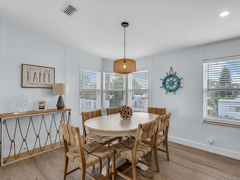 209 W 1st Ct — Photo 8