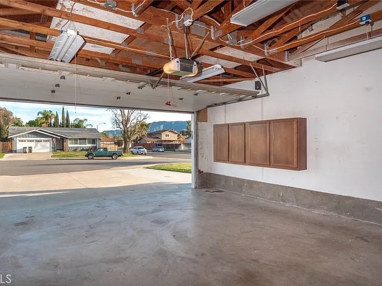 925 Diane Way — Photo 16
