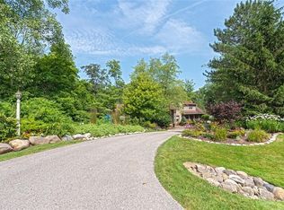 100 Twin Acre Ct, Chagrin Falls, OH
