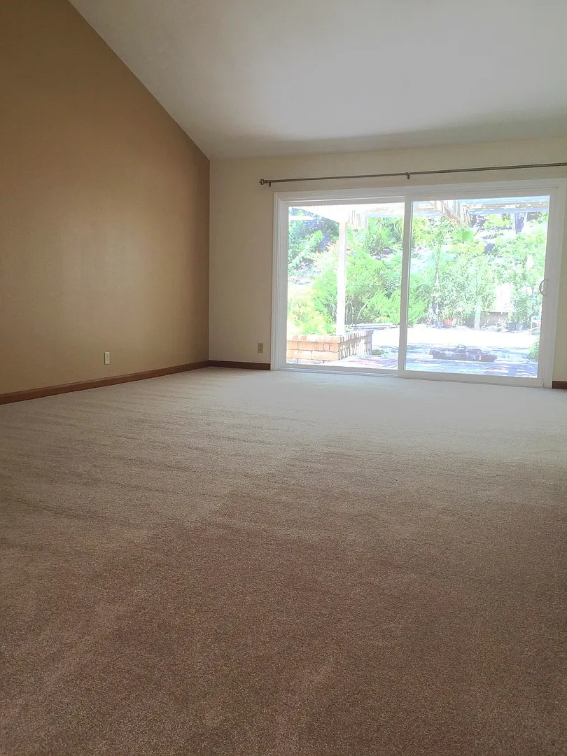Single Story House with Large Yard - MV — Photo 3