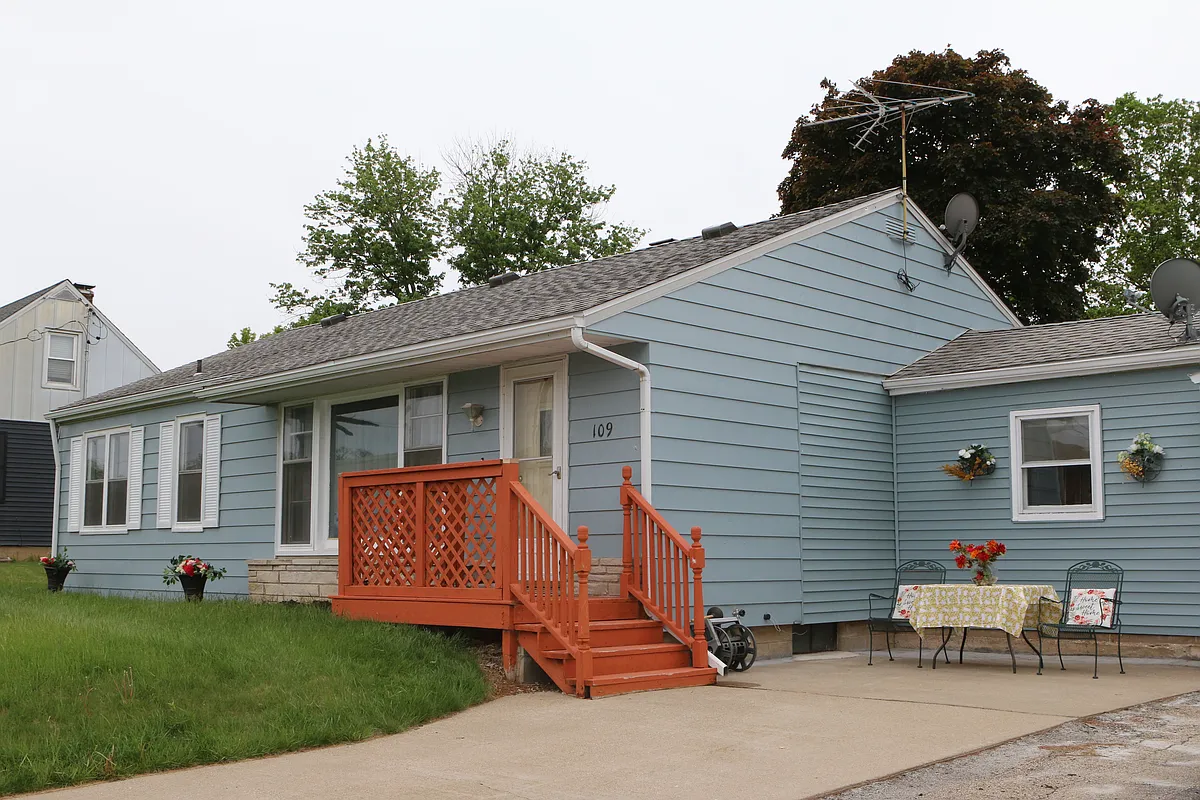 exterior side - 109 Fandel Rd