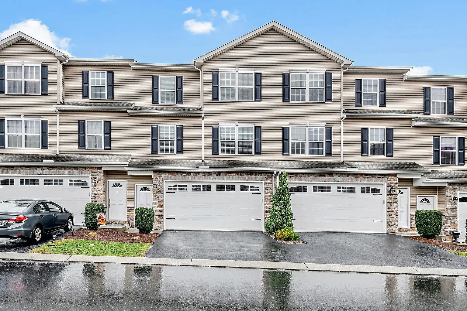 3 bed, 2.5 bath, 2520 sqft, $2,515 — Photo 1