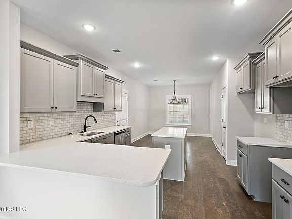 5th image of 448 Wells Dr