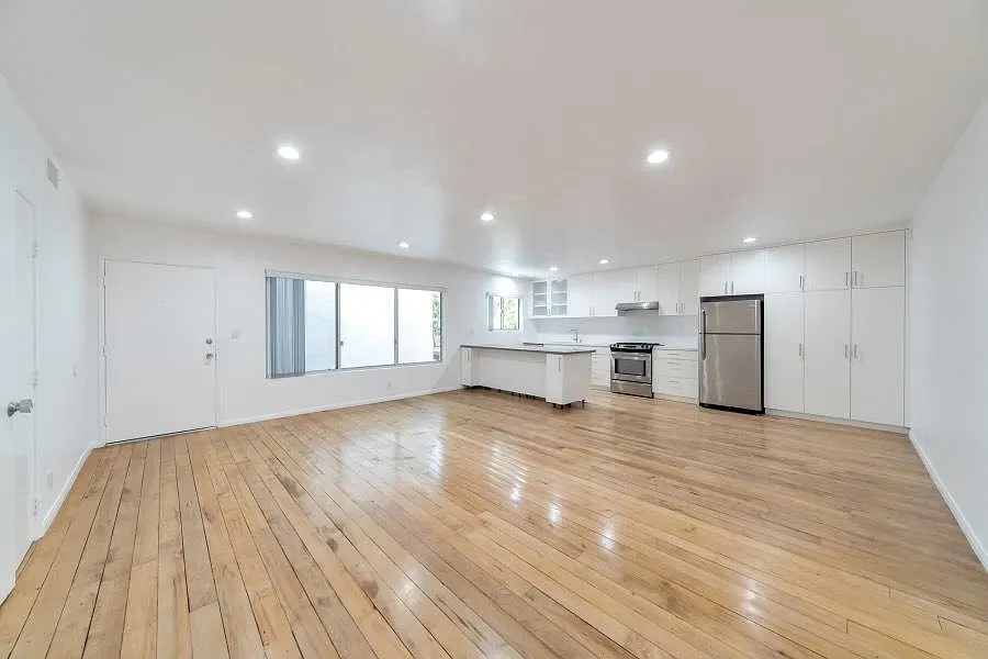 1346 N Laurel Ave — Photo 3