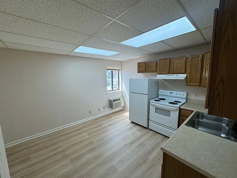 Coventry Apartments — Photo 14