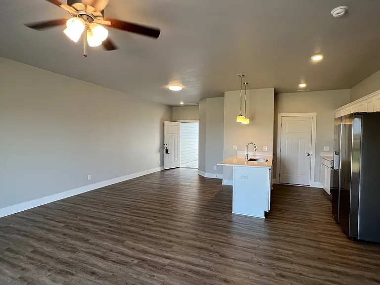 233 NW Greenway Pl — Photo 8