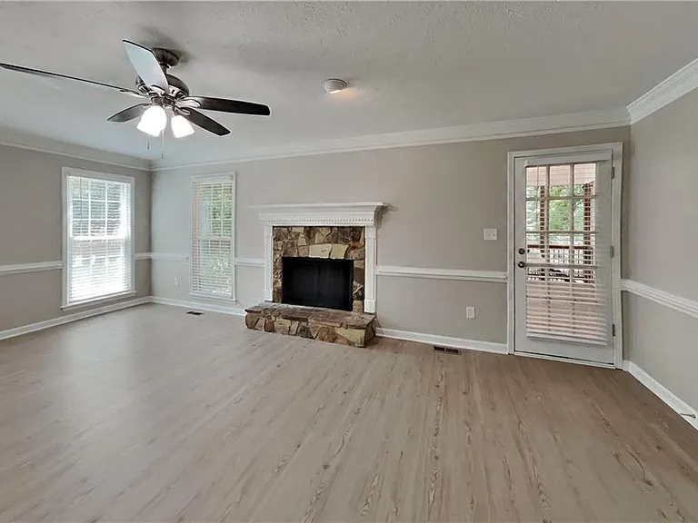 385 Deerwood Dr — Photo 3