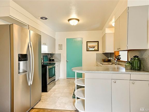 Great kitchen with new stainless steel refrigerator & range/oven