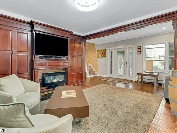 5th image of 444 Riverside Ave