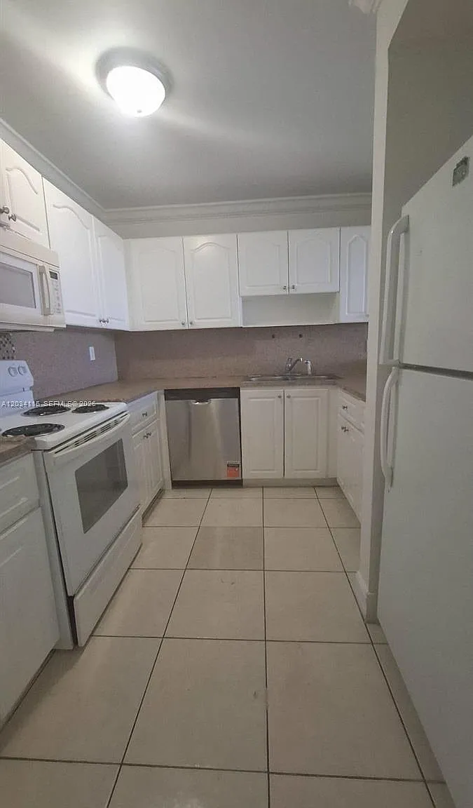 Coral Gate East Condo — Photo 2