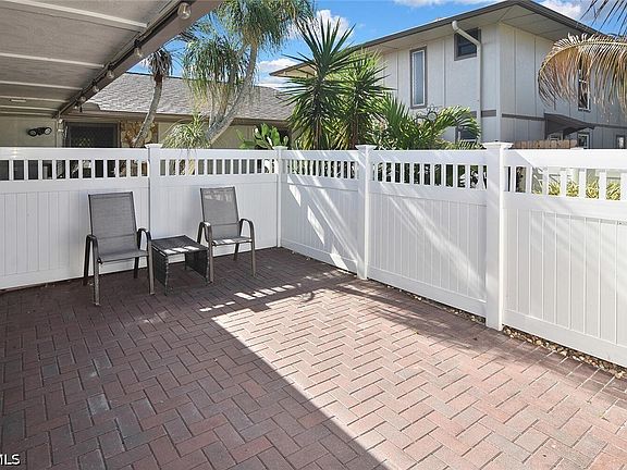 5th image of 4299 Island Cir #4