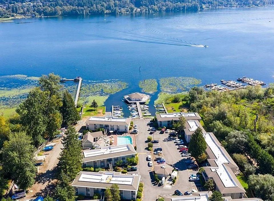 Waterfront Condo Complex at Lake Sammamish (Redmond, WA)