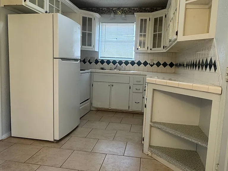 4619 SW I Ave — Photo 3