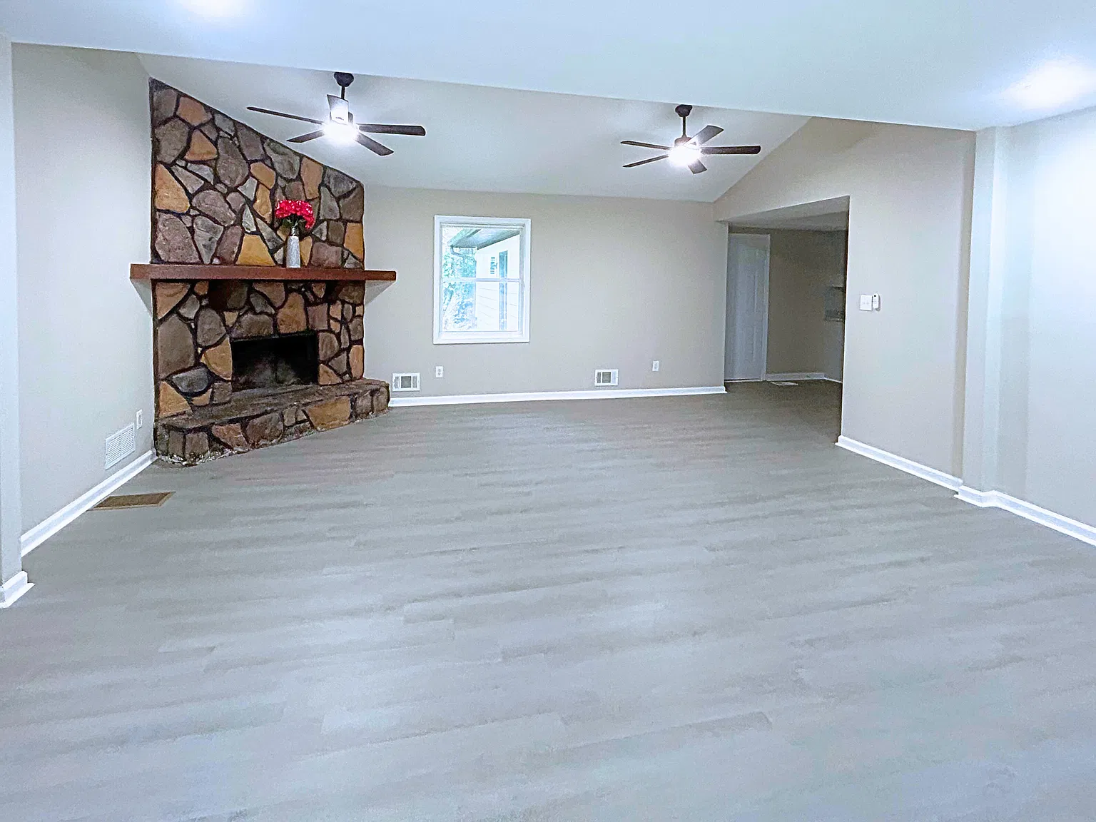 4 bed, 2.0 bath, 1936 sqft, $2,200 — Photo 3