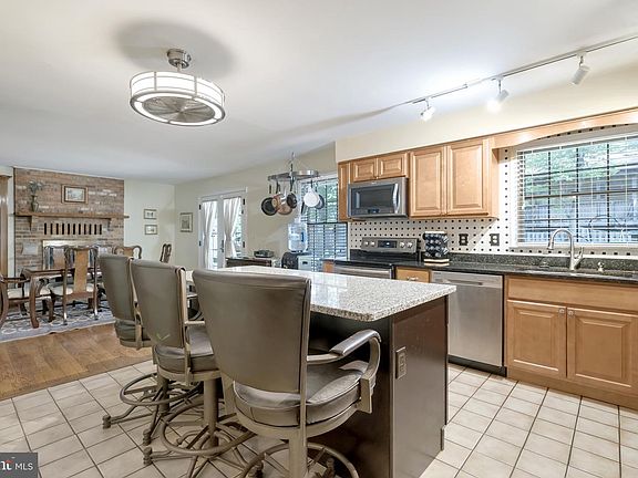 4th image of 15724 Edgewood Dr