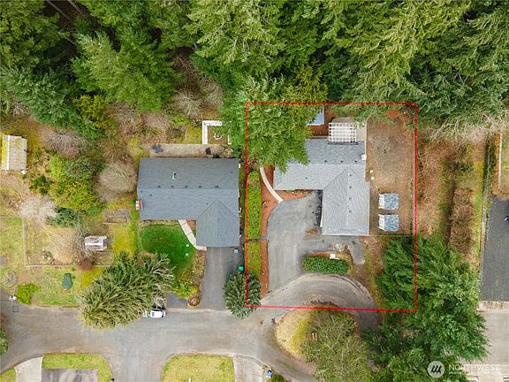 3rd image of 3633 Surrey Drive NE