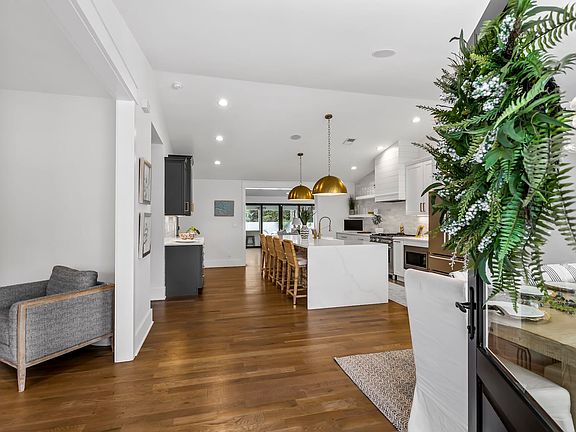 4th image of 710 Simmons St