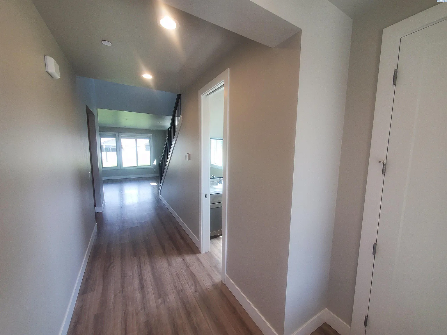 4 bed, 2.5 bath, 2430 sqft, $3,395 — Photo 4