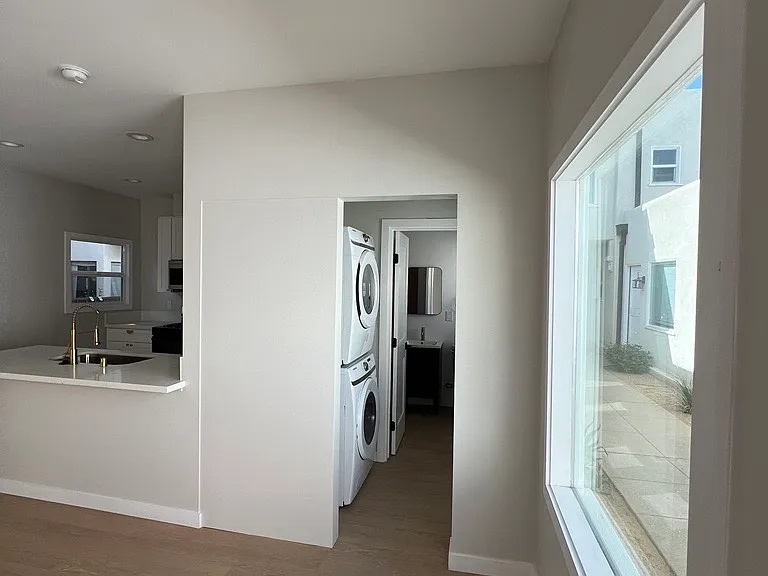 1237 E 1st St #8 — Photo 15