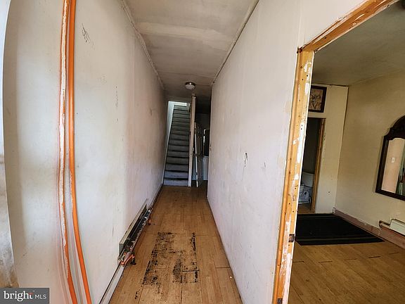 4th image of 1572 Carswell St