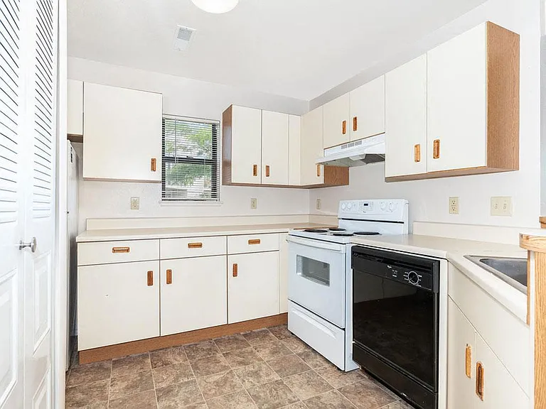 Oak Shores Apartments — Photo 68