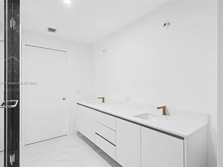 700 NE 24th St — Photo 10