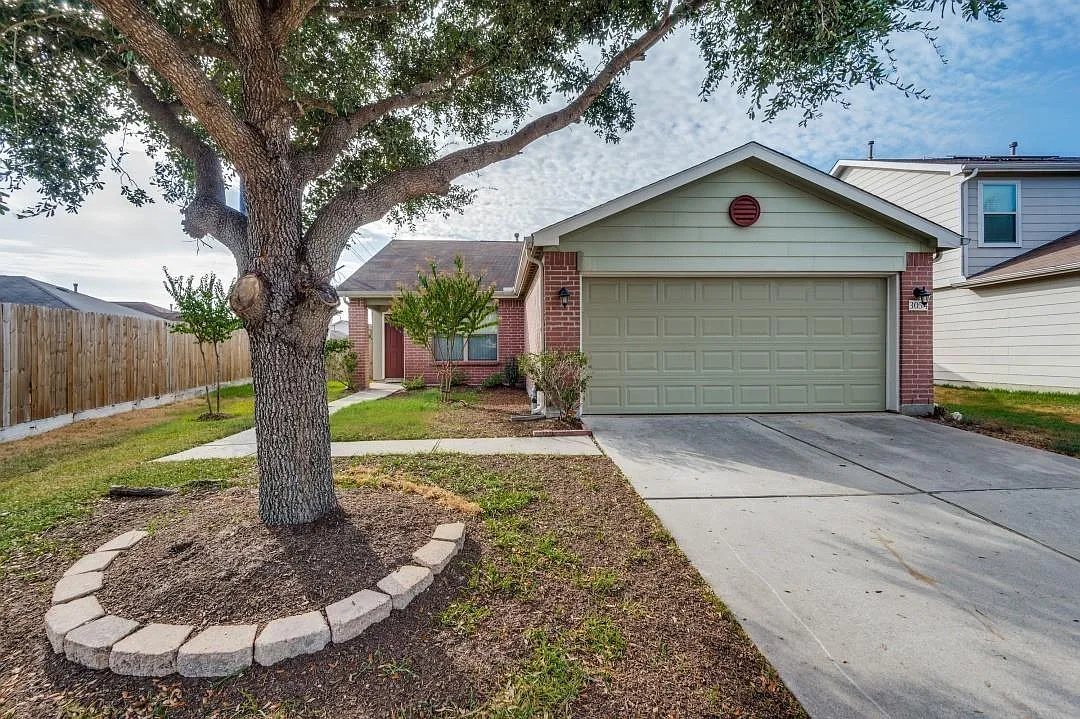 3 bed, 2.0 bath, 1563 sqft, $2,000 — Photo 1