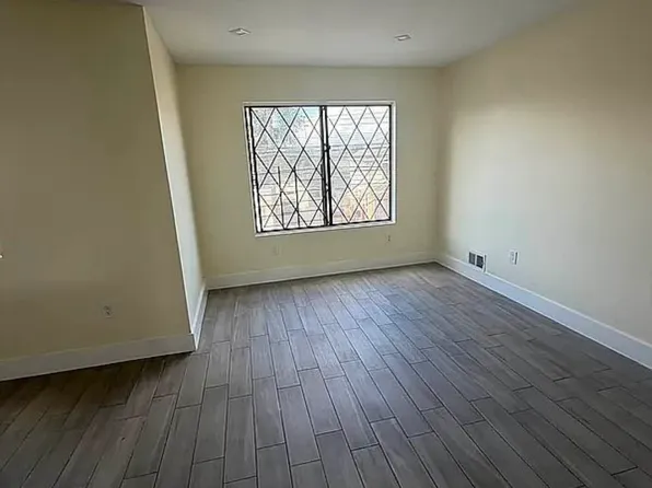 4004 Victory Boulevard image 9 of 14