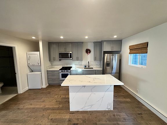 4th image of 7842 Woodlake Ave
