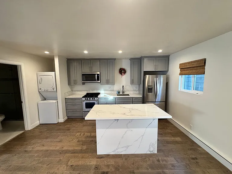 7842 Woodlake Ave — Photo 4