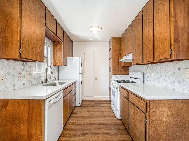 1542 Bay St. - 2 bedroom | 1 bath | Large backyard — Photo 8