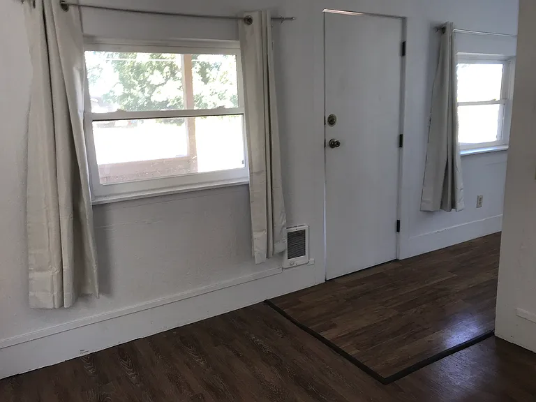 1104 W B St — Photo 12