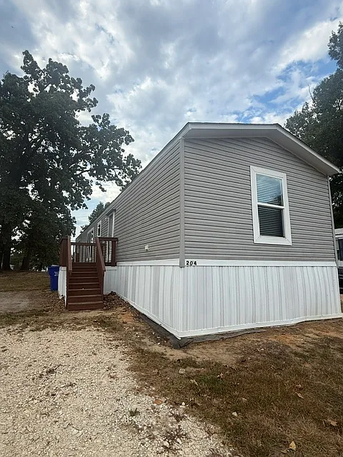 3 bed, 1216 sqft, $879 — Photo 1