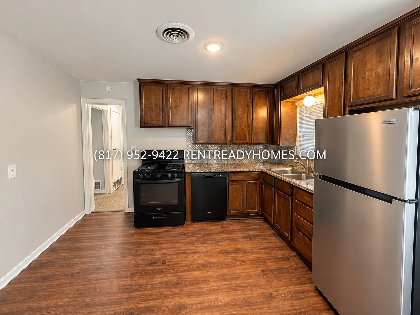 1504 Ridgeview St — Photo 2