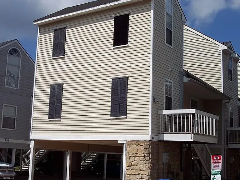301 Settlers Park Dr — Photo 1