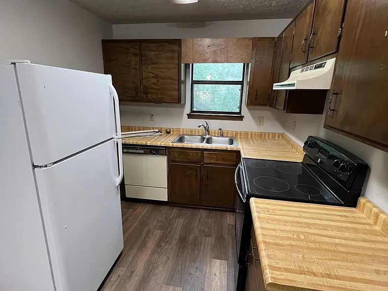 212 Laurie Dr — Photo 5