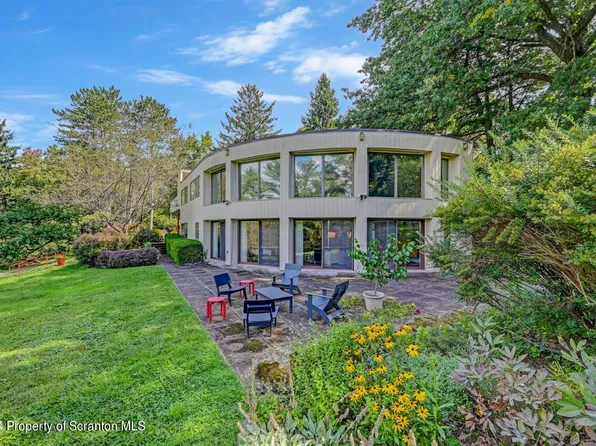 1312 N Abington Rd, Waverly, PA 18471