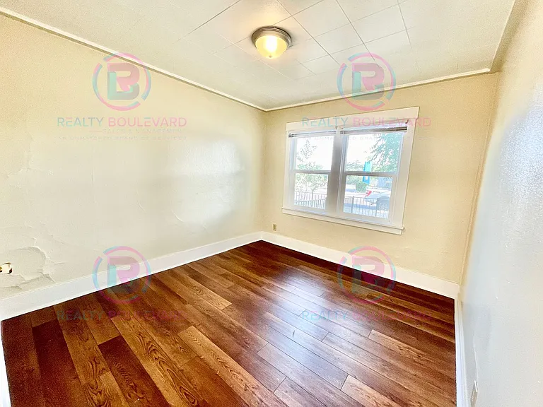 722 E 7th St — Photo 5