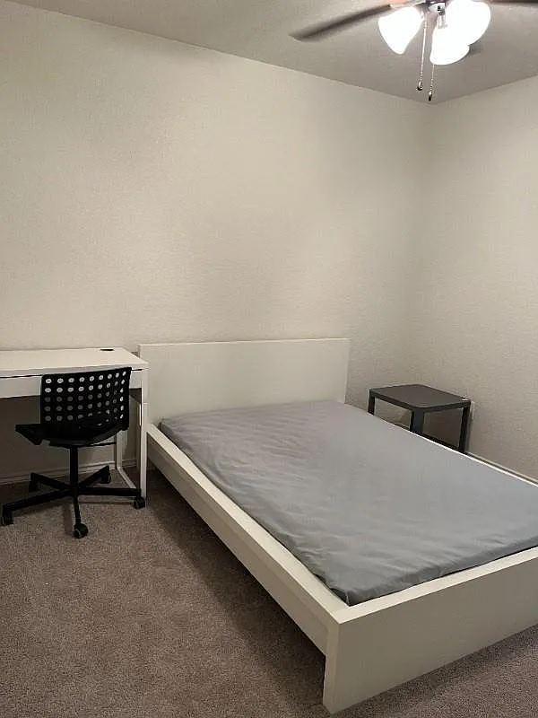 1 bed, 1.5 bath, 1427 sqft, $699 — Photo 2
